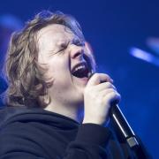 'I'm obsessed': Fans go wild as Lewis Capaldi recreates iconic music video