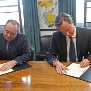 Alex Salmond and David Cameron sign a referendum agreement at St Andrew's House in Edinburgh on October 15, 2012 in Edinburgh